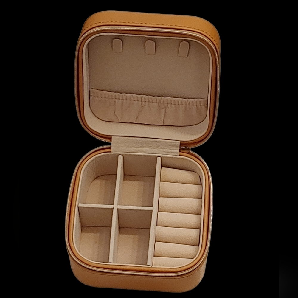 NWOT Samara Beige The Jewlery Box